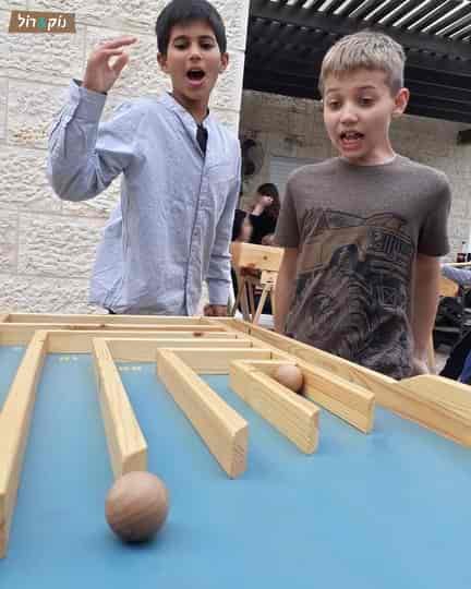 שולחנות משחק להשכרה מיוחדים מעץ - אירוע בר מצווה בבית