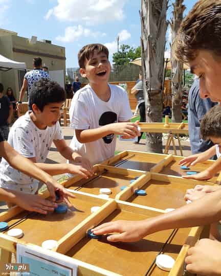 אירוע בר מצווה בחצר -יה שולחנות משחק להשכרה