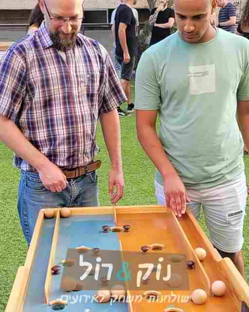 הרמת כוסית עם שולחנות משחק להשכרהנוק&רול