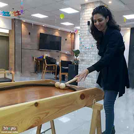 הרמת כוסית עם שולחנות משחק נוק&רול