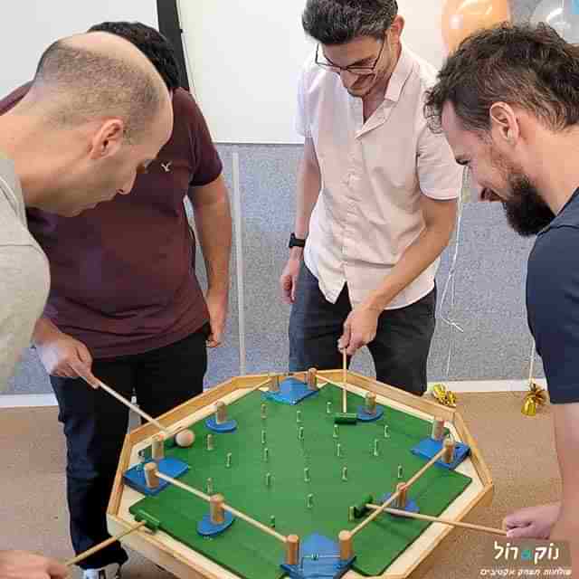 יום גיבוש עם שולחנות משחק נוק&רול