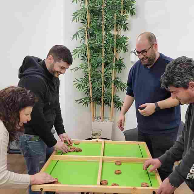 פעילות לאירוע חברה עם שולחנות משחק מעץ נוק&רול